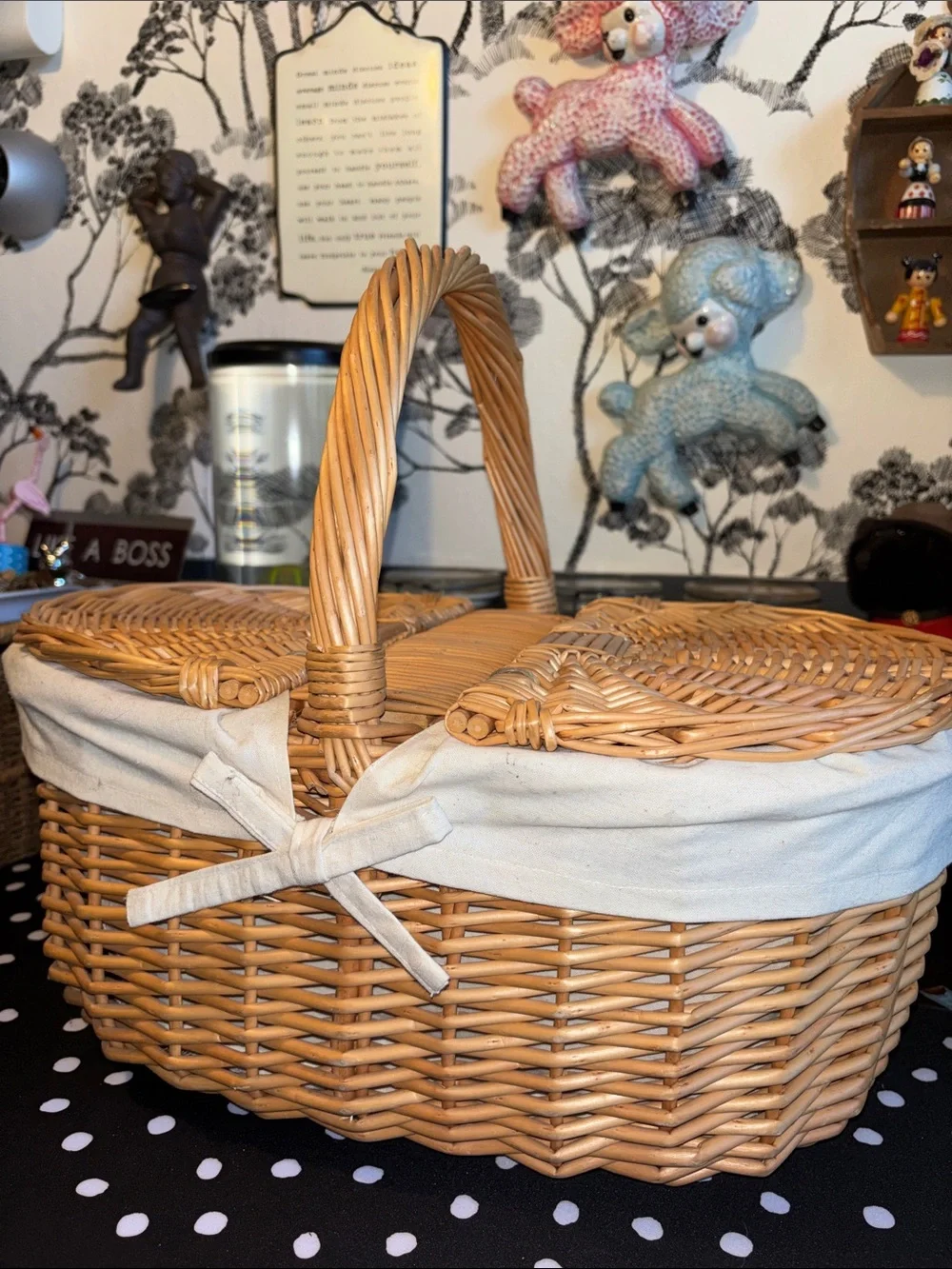 EUC hand-woven wicker picnic basket features a double-lid design and a white fab